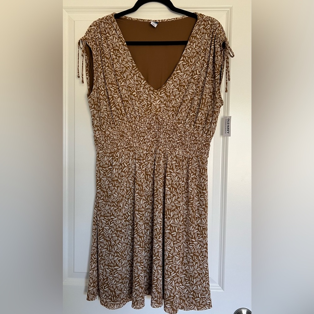 Women’s cap sleeve V neck dress. Elastic waist. No pockets. Size L NWT.